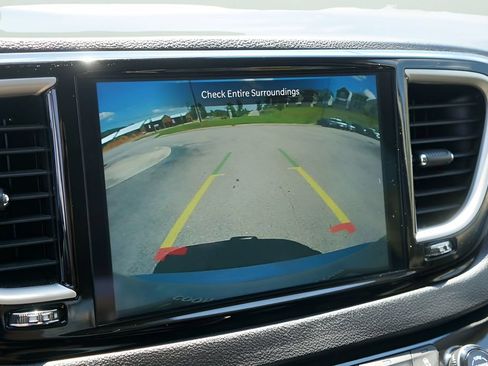 Used 2024 Chrysler Pacifica Touring-L FWD image 26