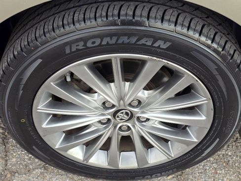 Used 2018 Toyota Avalon Limited image 45