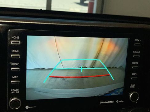 Used 2022 Toyota Highlander XLE AWD/4WD image 17