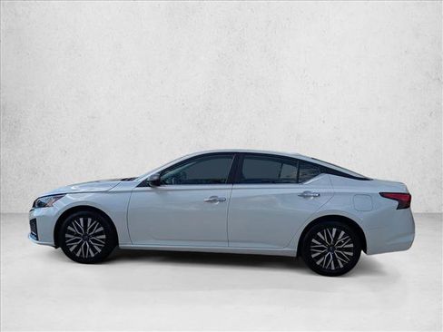 Used 2024 Nissan Altima 2.5 SV image 9