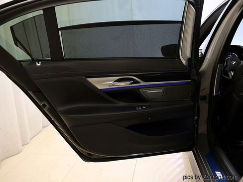 Certified 2022 BMW 750i xDrive w/ Executive Package image 32