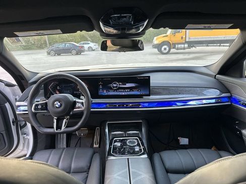 Used 2025 BMW 760i xDrive w/ Executive Package image 25