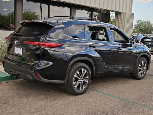Used 2022 Toyota Highlander XLE image 4