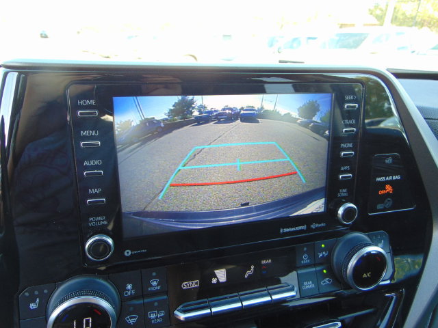 Used 2022 Toyota Highlander XLE AWD/4WD image 13