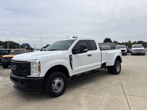 Used 2024 Ford F350 XL w/ Camper Package AWD/4WD image 3