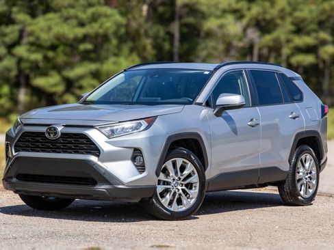 Used 2020 Toyota RAV4 XLE Premium FWD image 1