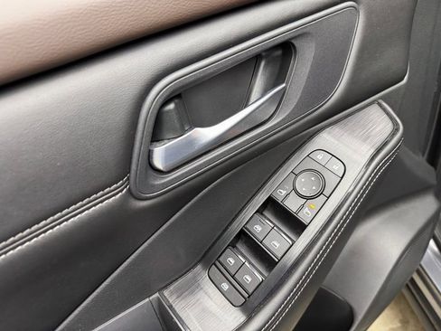 Used 2022 Nissan Rogue SV w/ SV Premium Package image 11