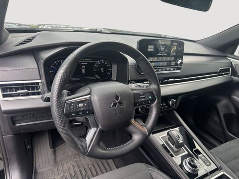 Used 2024 Mitsubishi Outlander SE Black Edition FWD image 10