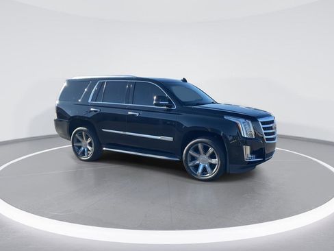 Used 2017 Cadillac Escalade Luxury image 2