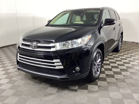 Used 2019 Toyota Highlander XLE AWD/4WD image 5