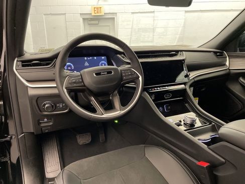 New 2026 Jeep Grand Cherokee Altitude image 9