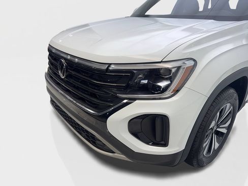 Used 2025 Volkswagen Atlas Cross Sport SE FWD image 16