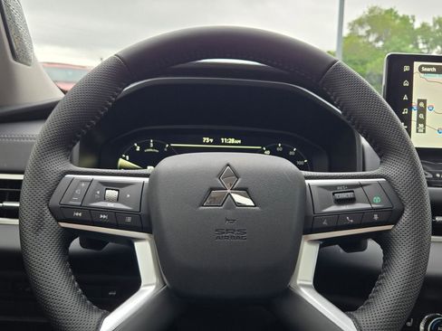 New 2025 Mitsubishi Outlander SE image 30
