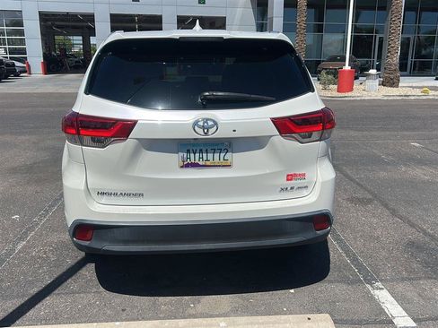 Used 2019 Toyota Highlander XLE w/ Carpet Mat Package (TMS) AWD/4WD image 3