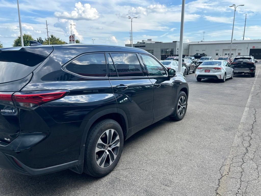Used 2020 Toyota Highlander XLE AWD/4WD image 3