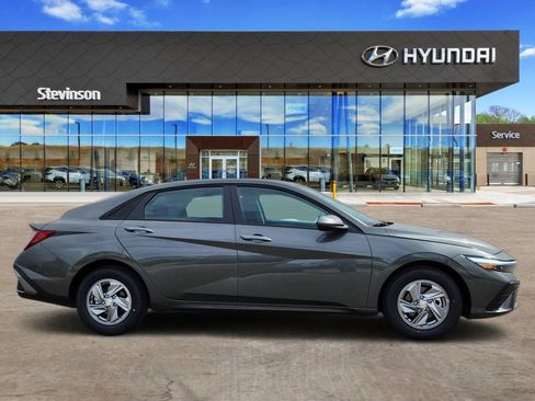 New 2026 Hyundai Elantra SE FWD image 2