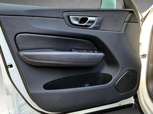 Certified 2022 Volvo XC60 B5 Momentum image 17