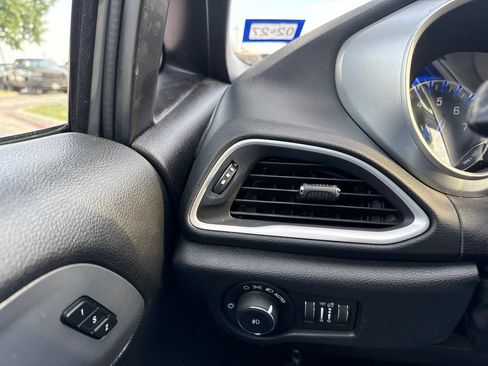 Used 2020 Chrysler Pacifica Touring-L Plus w/ Advanced Safetytec Group FWD image 32
