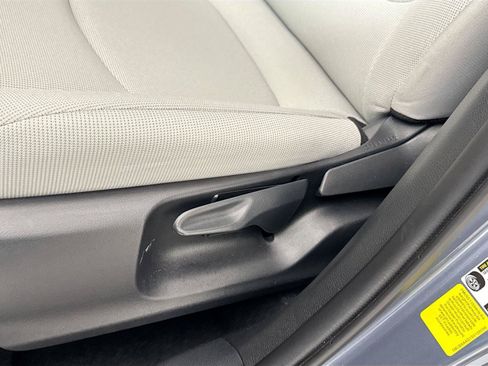 Certified 2025 Toyota Corolla Cross LE w/ Moonroof Package FWD image 31