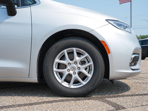 Used 2024 Chrysler Pacifica Touring-L FWD image 13