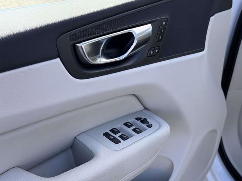 Used 2022 Volvo XC60 B5 Momentum w/ Protection Package Premier image 18