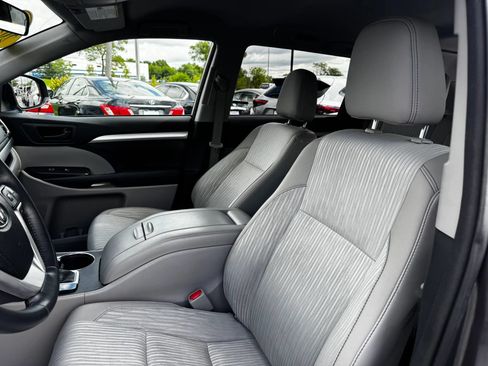 Used 2015 Toyota Highlander Plus AWD/4WD image 10