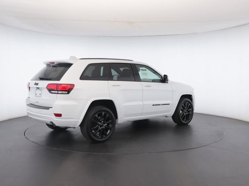 Certified 2022 Jeep Grand Cherokee Laredo X image 31