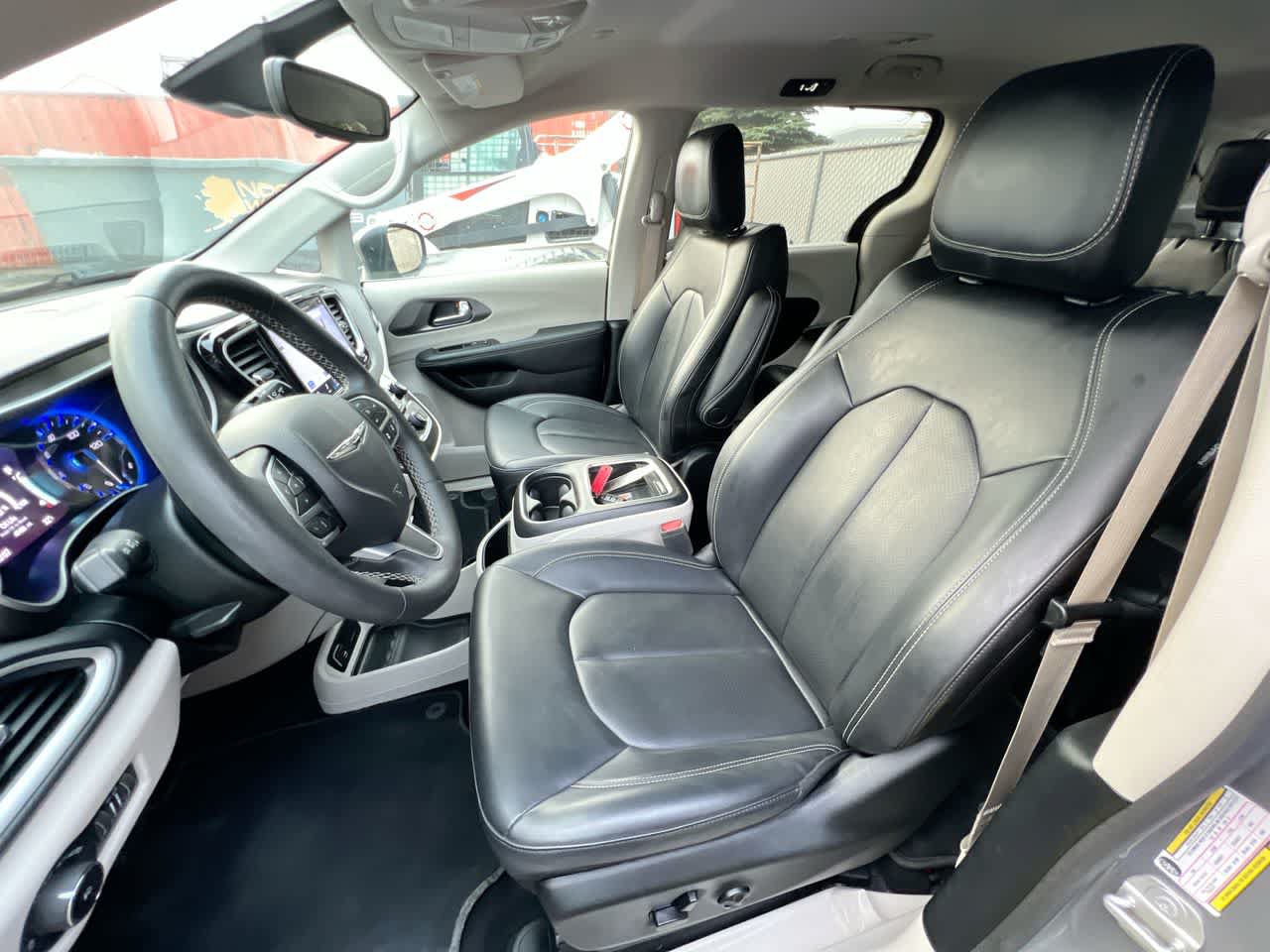 Used 2023 Chrysler Pacifica Touring-L FWD image 11