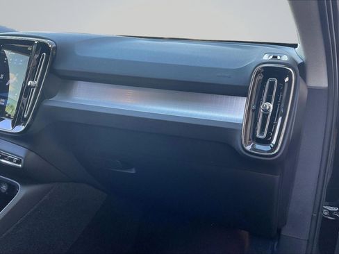 Used 2022 Volvo XC40 T5 Momentum AWD/4WD image 17