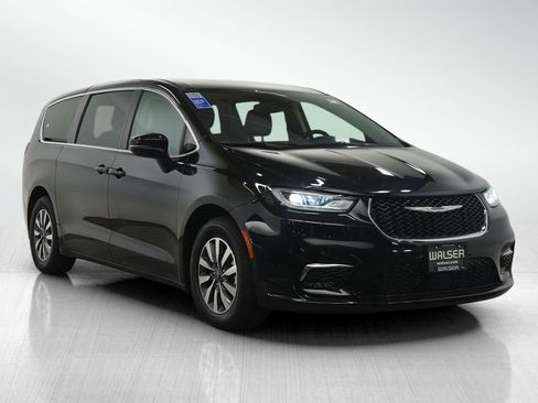 Used 2023 Chrysler Pacifica Touring-L image 7