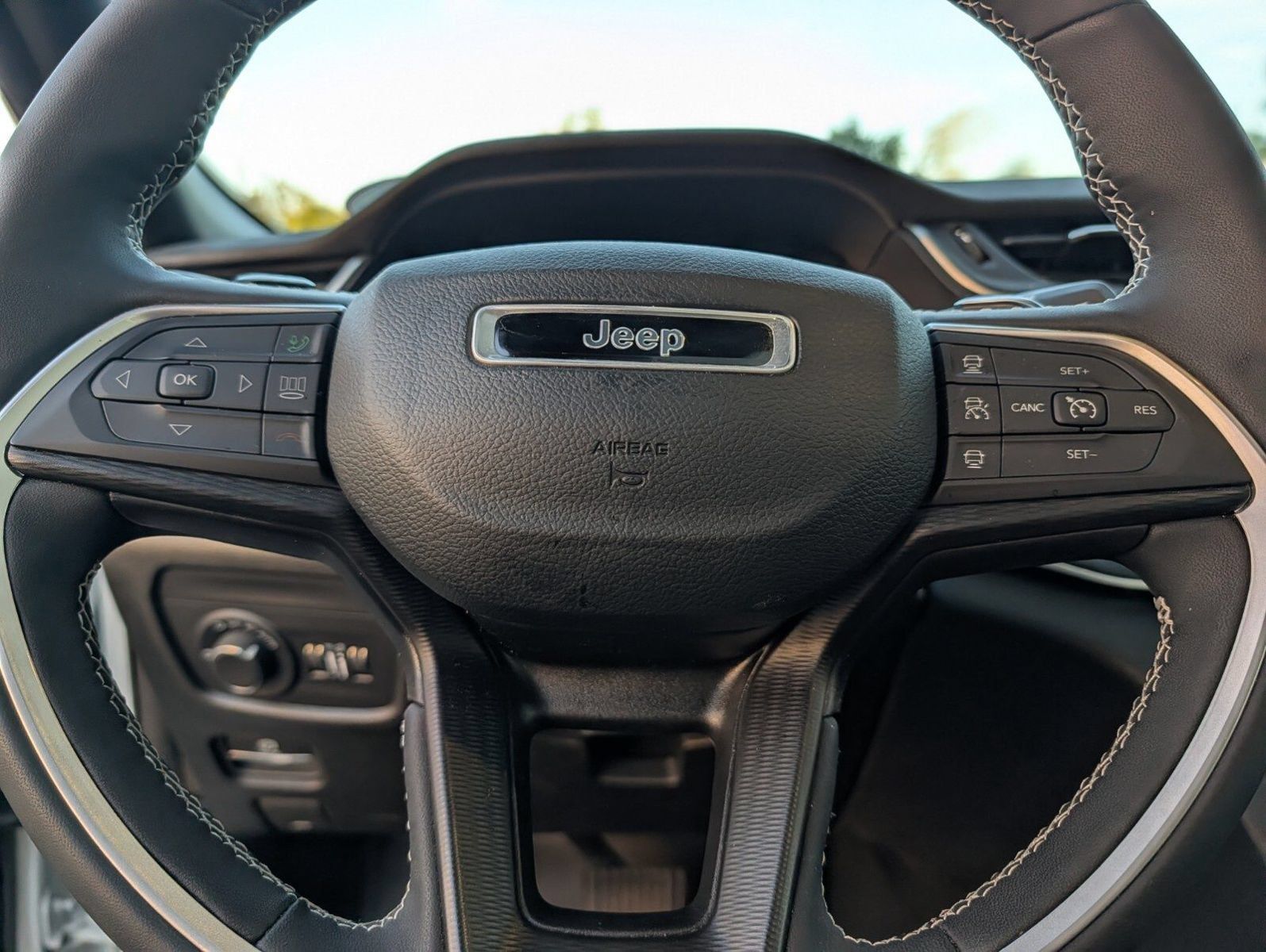 Used 2023 Jeep Grand Cherokee L Altitude AWD/4WD image 23