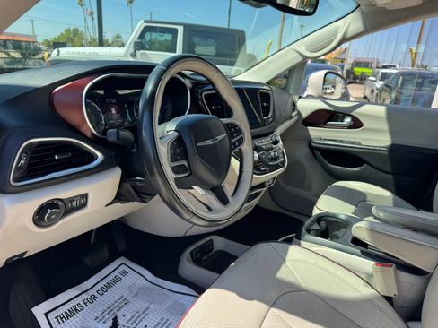 Used 2017 Chrysler Pacifica Limited w/ UConnect Theater Package FWD image 18