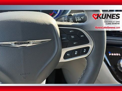 Used 2024 Chrysler Pacifica Select image 39