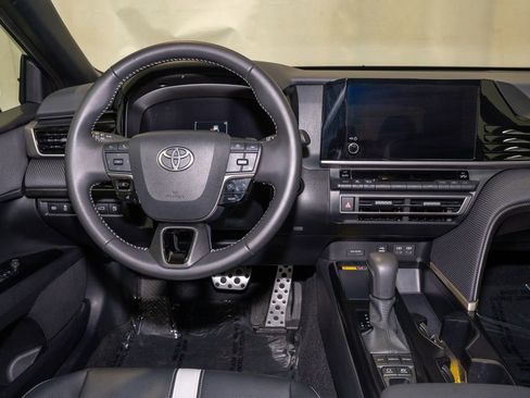 Used 2025 Toyota Camry SE image 6