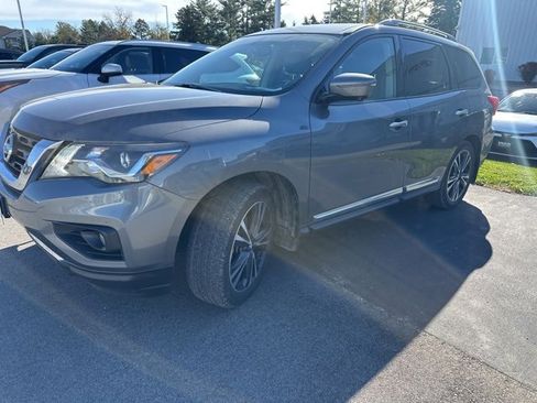 Used 2017 Nissan Pathfinder Platinum w/ Family Entertainment Package image 2