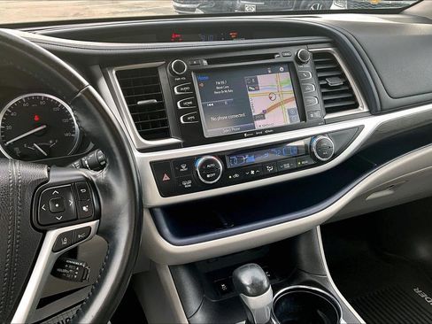 Used 2017 Toyota Highlander XLE AWD/4WD image 6