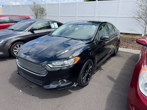 Used 2016 Ford Fusion SE w/ Equipment Group 202A FWD image 2