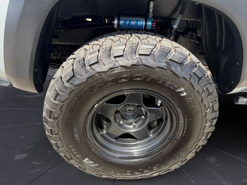 Used 2020 Toyota Tacoma TRD Off-Road w/ TRD Premium Off Road Package AWD/4WD image 33