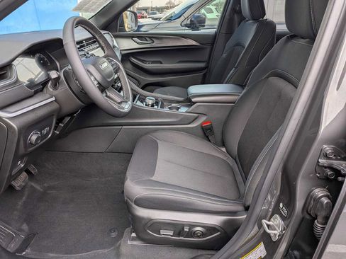 Used 2025 Jeep Grand Cherokee Laredo X w/ Luxury Tech Group I AWD/4WD image 22