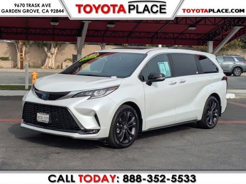 Used 2023 Toyota Sienna XSE image 1