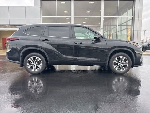 Used 2024 Toyota Highlander XLE image 8