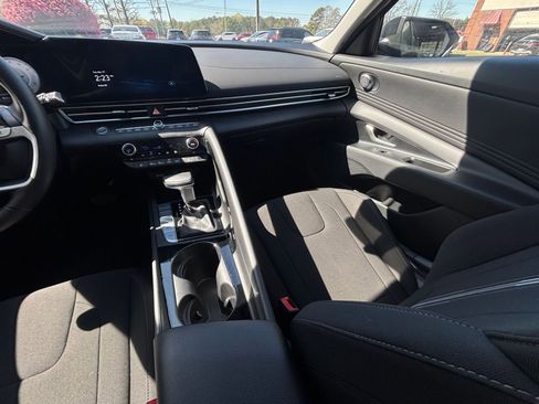 Used 2025 Hyundai Elantra SEL image 42