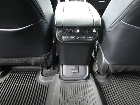 Used 2023 Toyota Highlander XLE AWD/4WD image 23