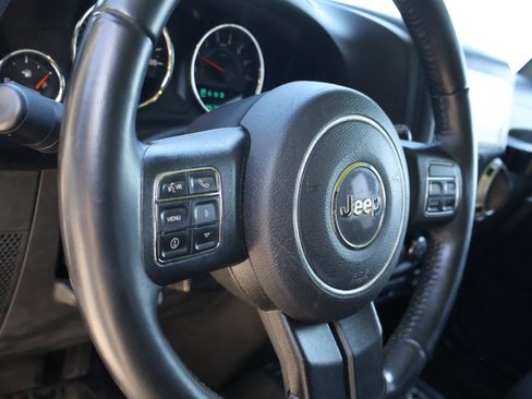 Used 2017 Jeep Wrangler Unlimited Sahara w/ Connectivity Group AWD/4WD image 15