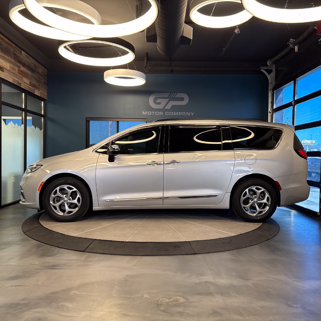 Used 2023 Chrysler Pacifica Limited FWD image 6
