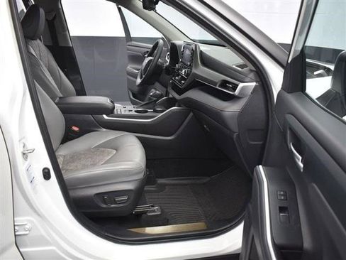 Used 2022 Toyota Highlander Bronze Edition image 21