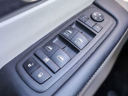 Used 2024 Chrysler Pacifica Touring-L image 18