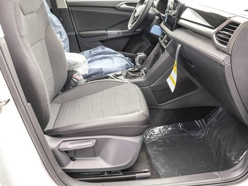 Used 2025 Volkswagen Taos SE image 34