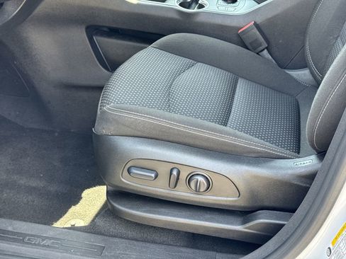 Used 2024 GMC Terrain SLE w/ Driver Convenience Package image 17