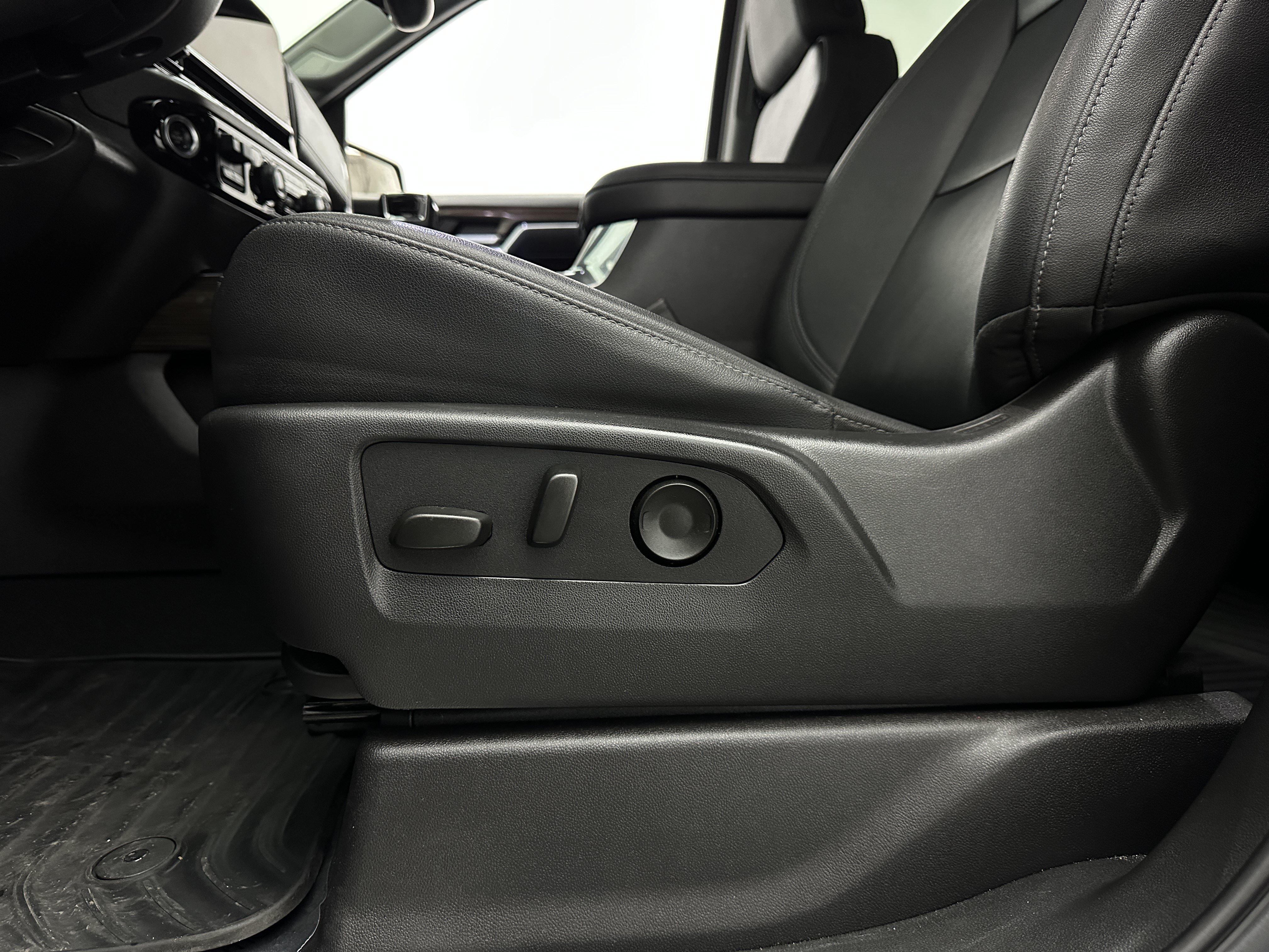 Used 2025 Chevrolet Silverado 1500 RST w/ Convenience Package II RWD image 18